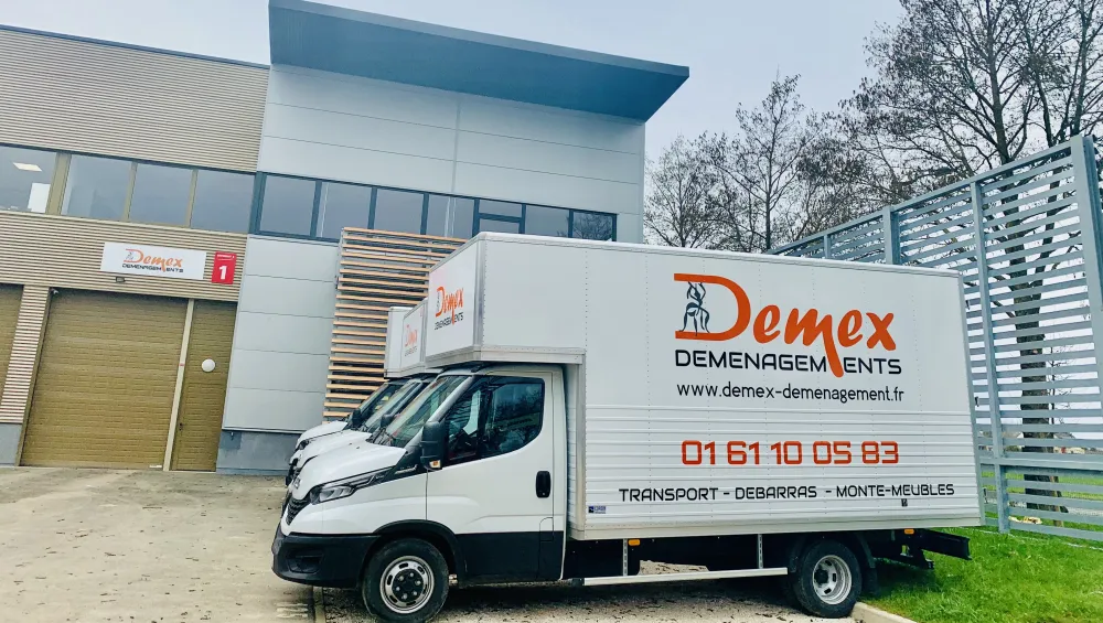 Agence DEMEX de Bailly-Romainvilliers (Val d’Europe) : façade et camions DEMEX, 01 61 10 05 83