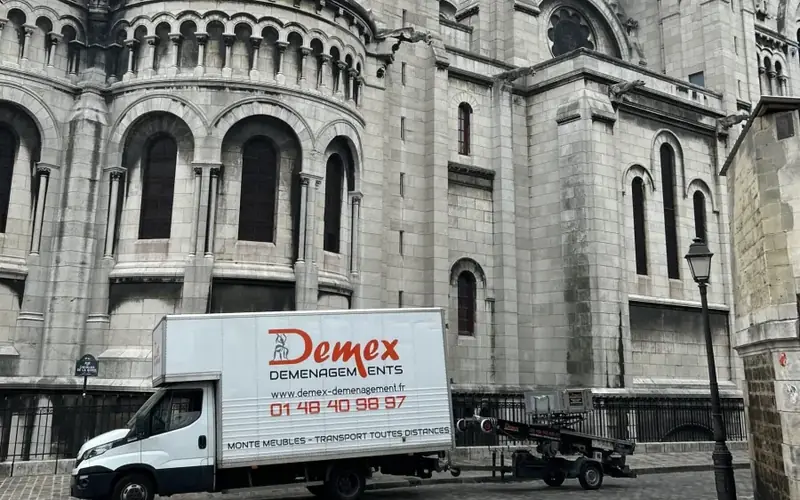 Camion DEMEX Déménagements stationné dans une rue de Paris