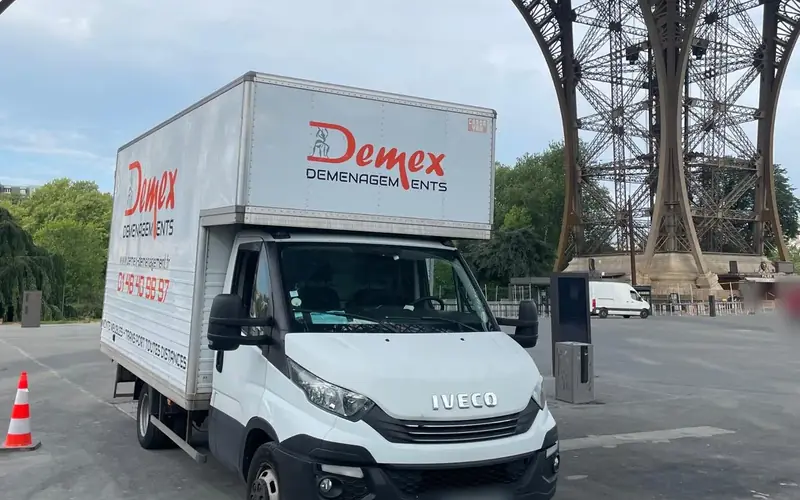 Camion DEMEX Déménagements au pied de la tour Eiffel