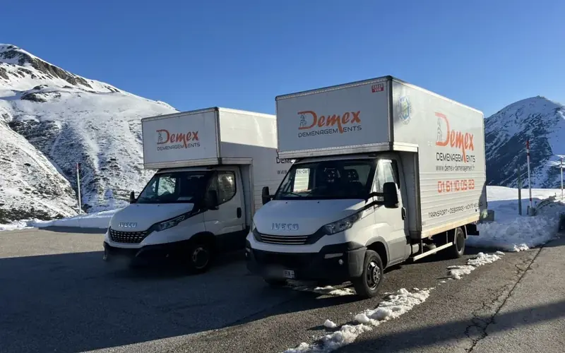 Deux camions DEMEX Déménagements en route pour un déménagement longue distance