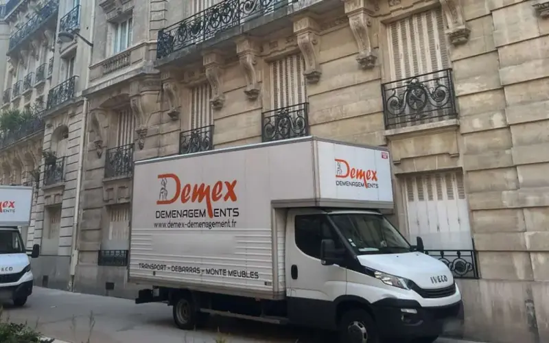 Camions DEMEX en intervention devant un immeuble parisien