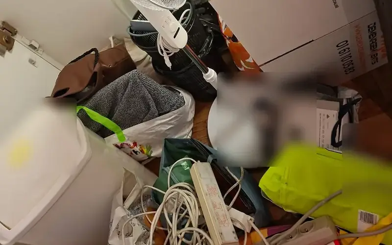 Objets à trier lors d’un débarras DEMEX : câbles, sacs et cartons