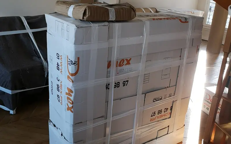 Meuble emballé dans des cartons DEMEX et du film de protection