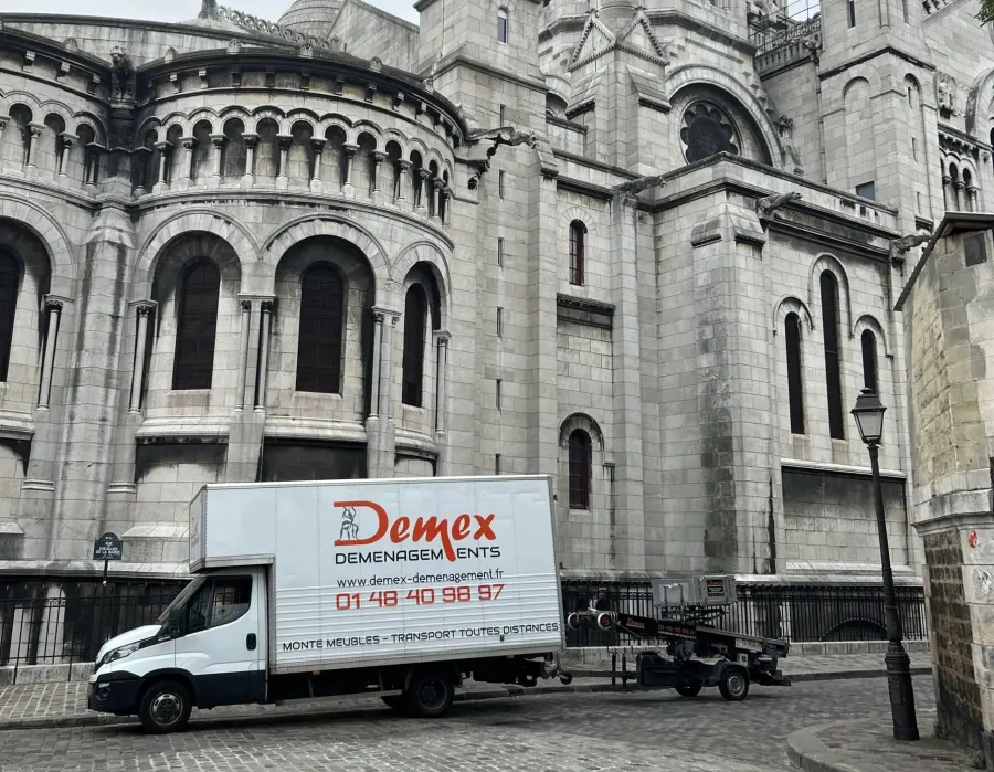 Camion DEMEX Déménagements et monte-meubles au pied du Sacré-Cœur à Paris