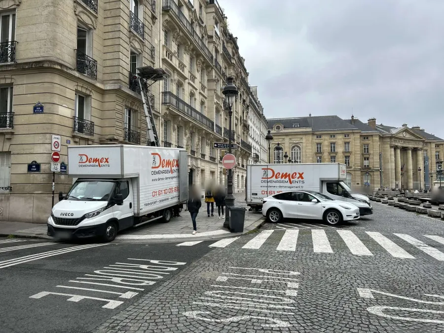 Deux camions DEMEX Déménagements dans une rue de Paris