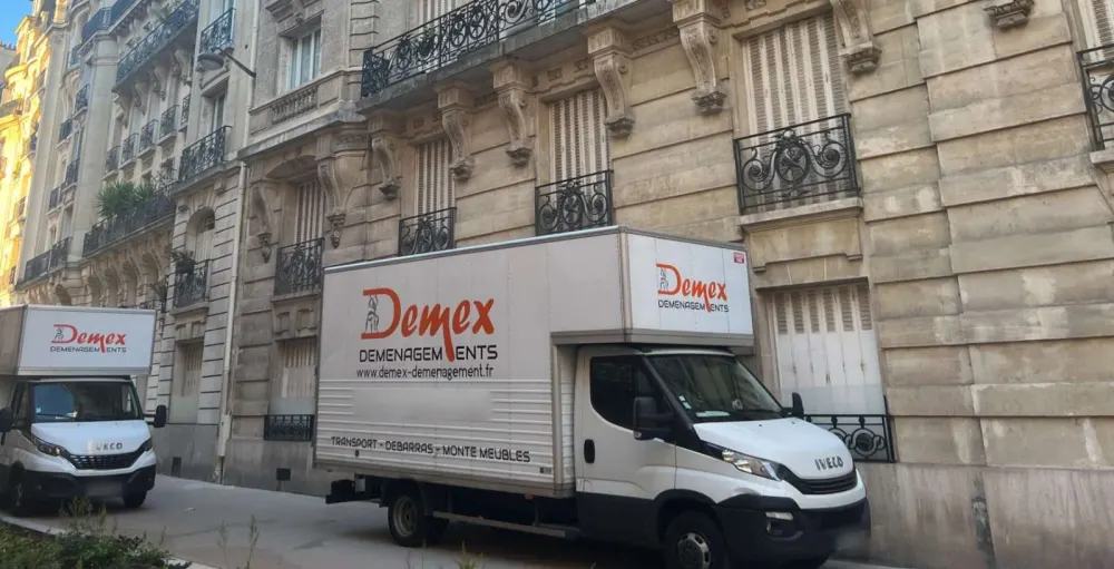 Deux camions DEMEX devant un immeuble parisien pour un déménagement d'entreprise