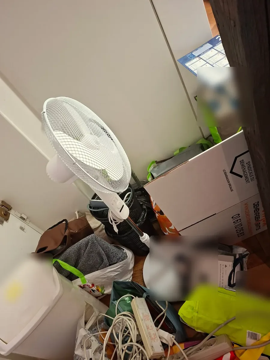 Débarras d’un logement avant intervention DEMEX : cartons, ventilateur et objets à évacuer