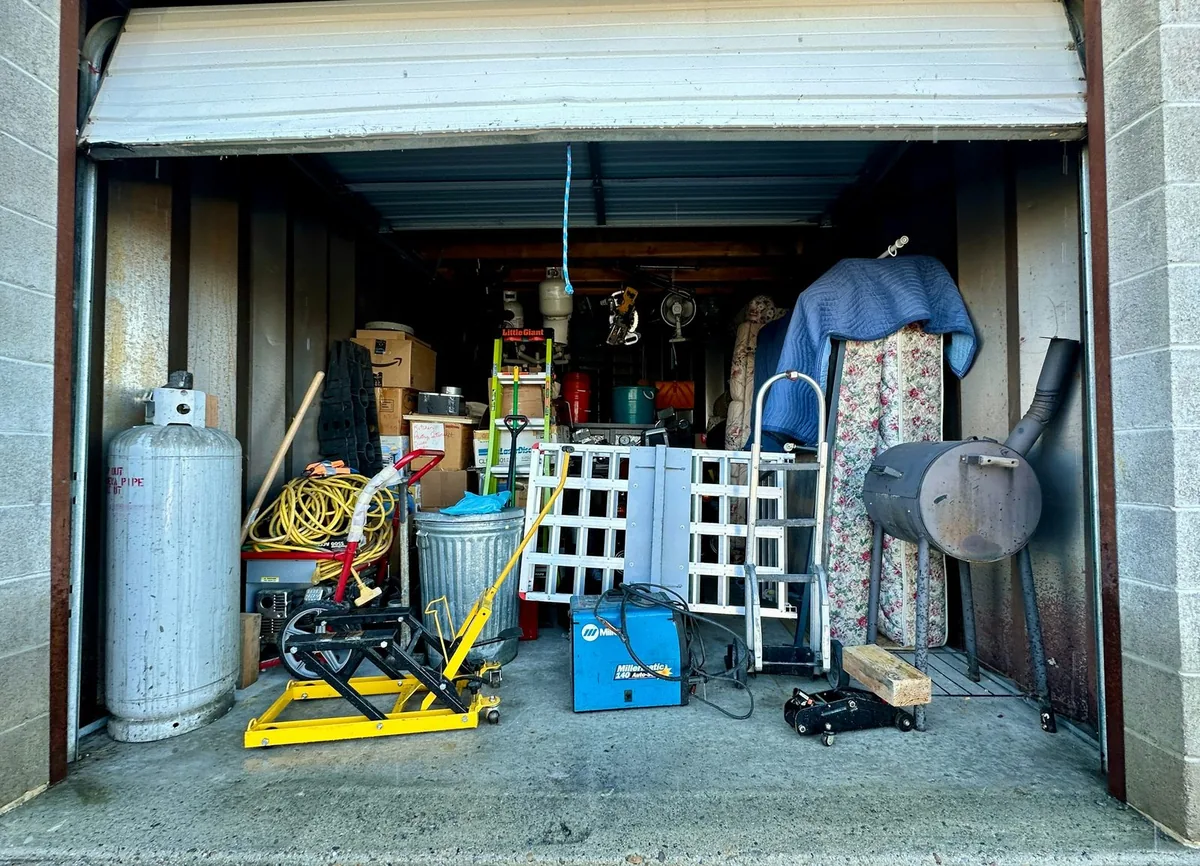 Box de stockage rempli d’objets et de matériel à débarrasser