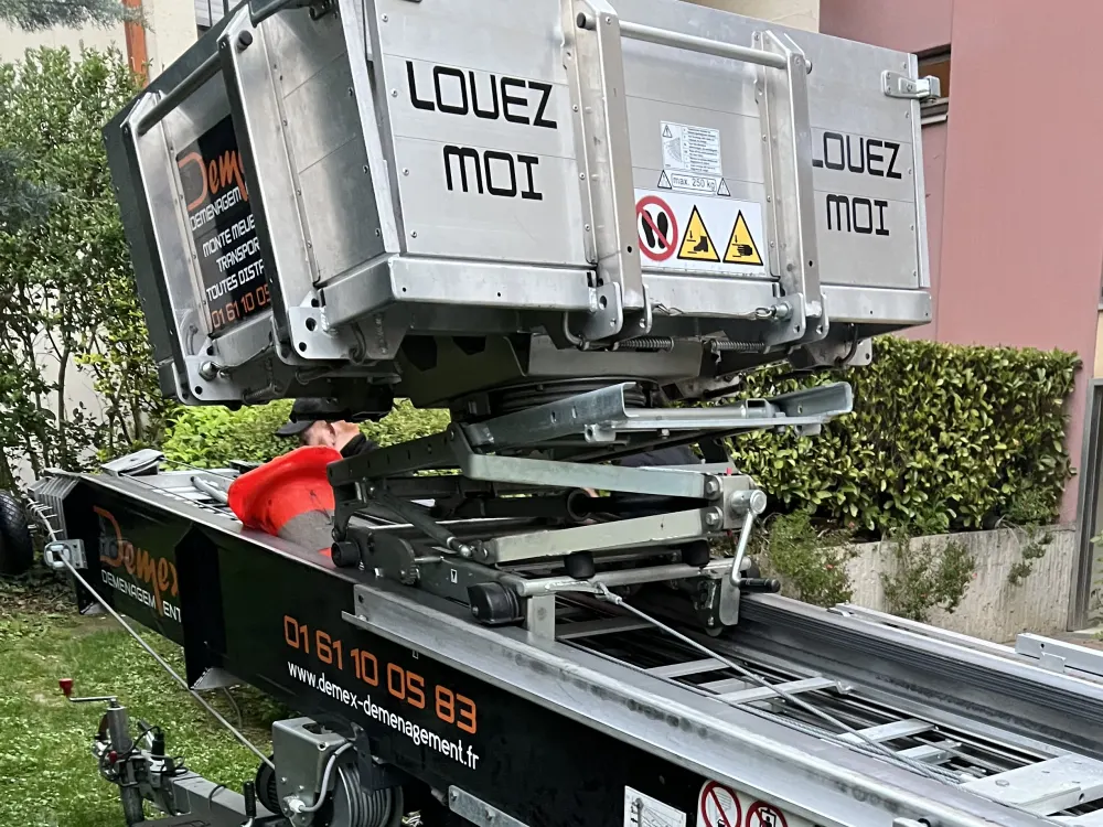 Monte-meubles DEMEX « Louez-moi » disponible à la location