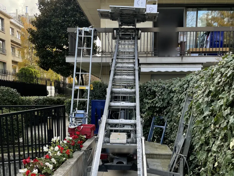 Monte-meubles DEMEX déployé jusqu’au balcon d’une résidence