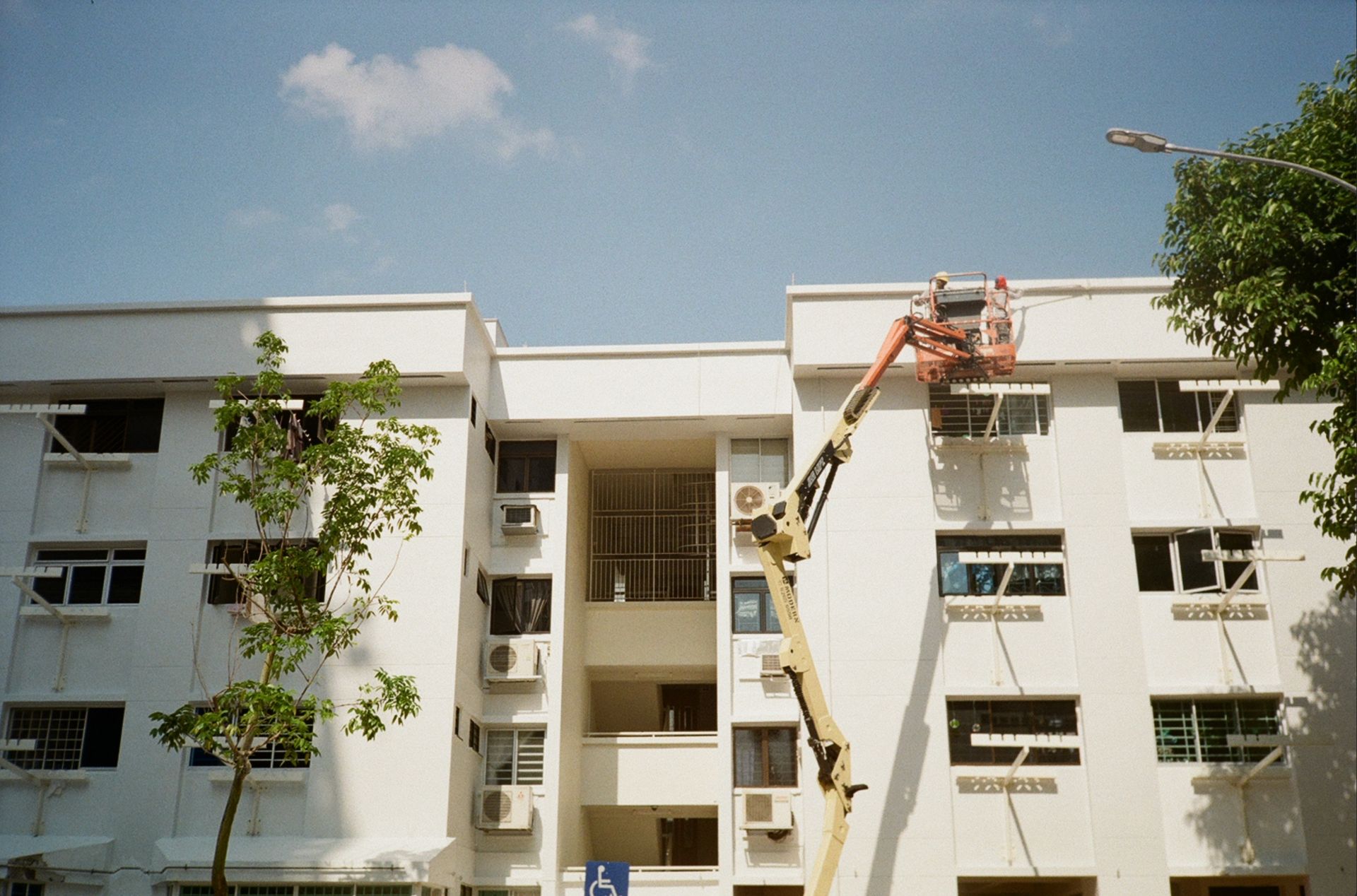 Levage en façade — accès par fenêtre, balcon ou terrasse