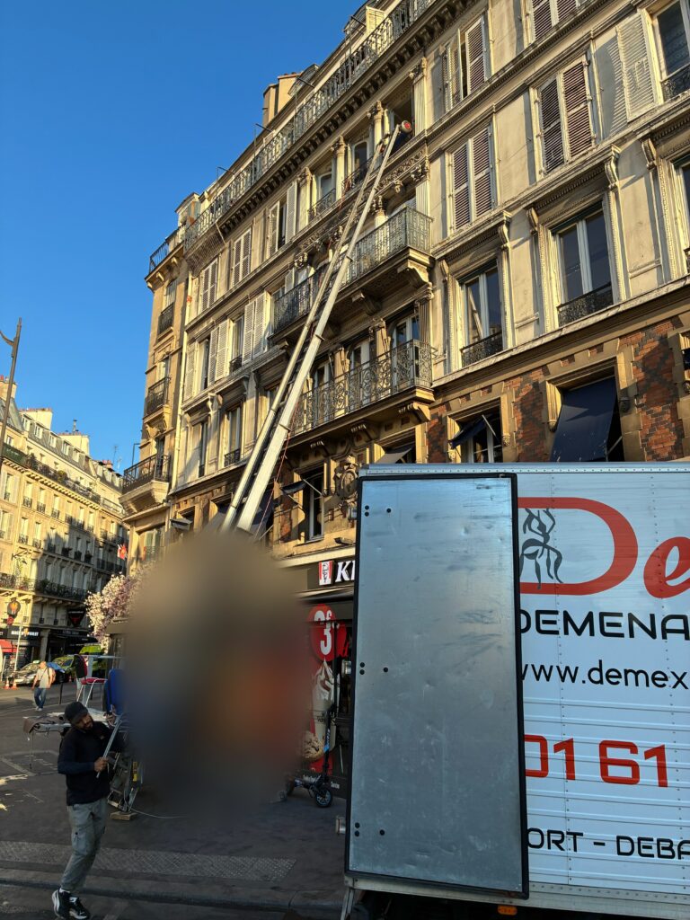 Camion et monte-meubles DEMEX Paris